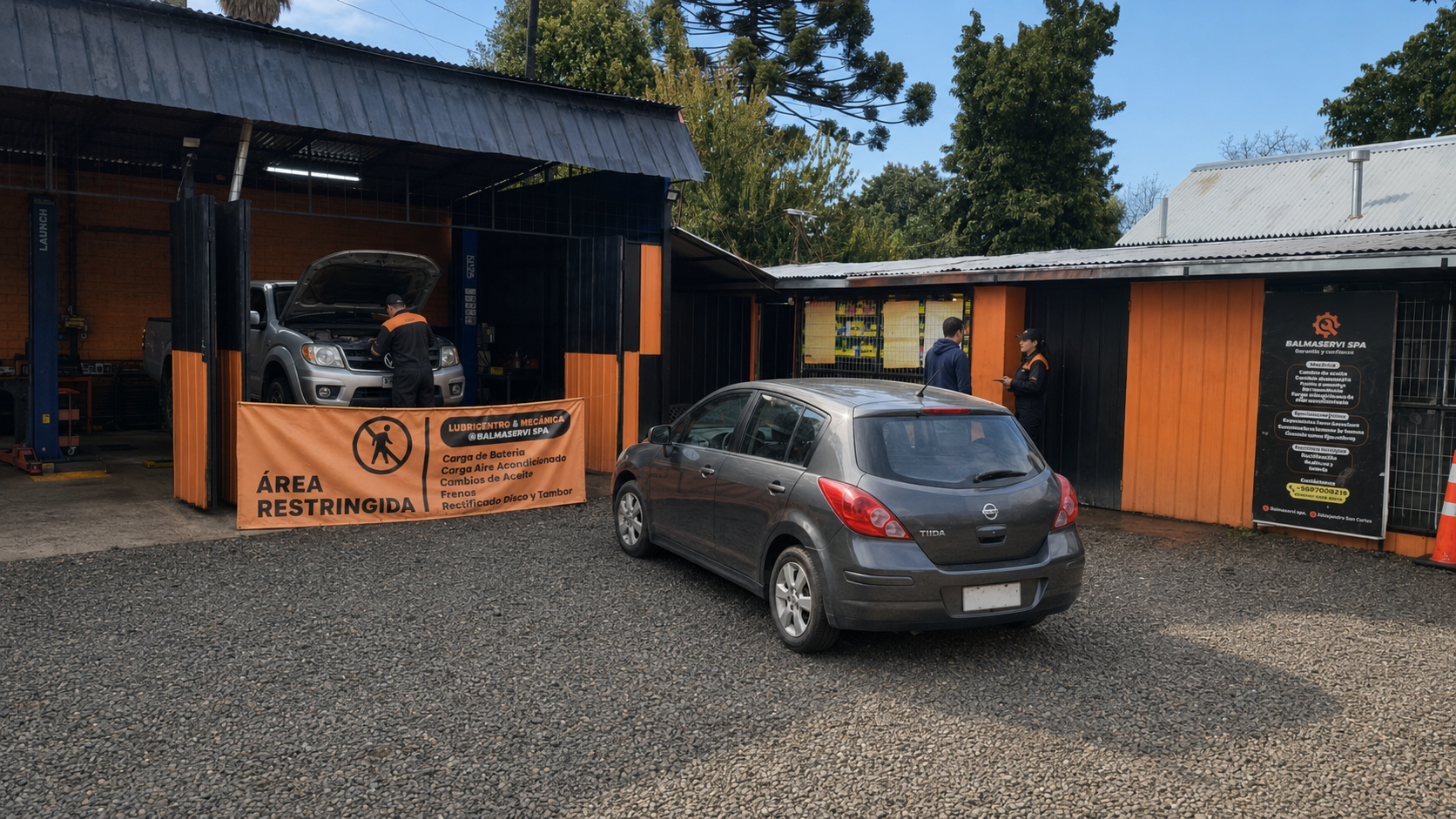 Camioneta en servicio y cliente en el taller BALMASERVI